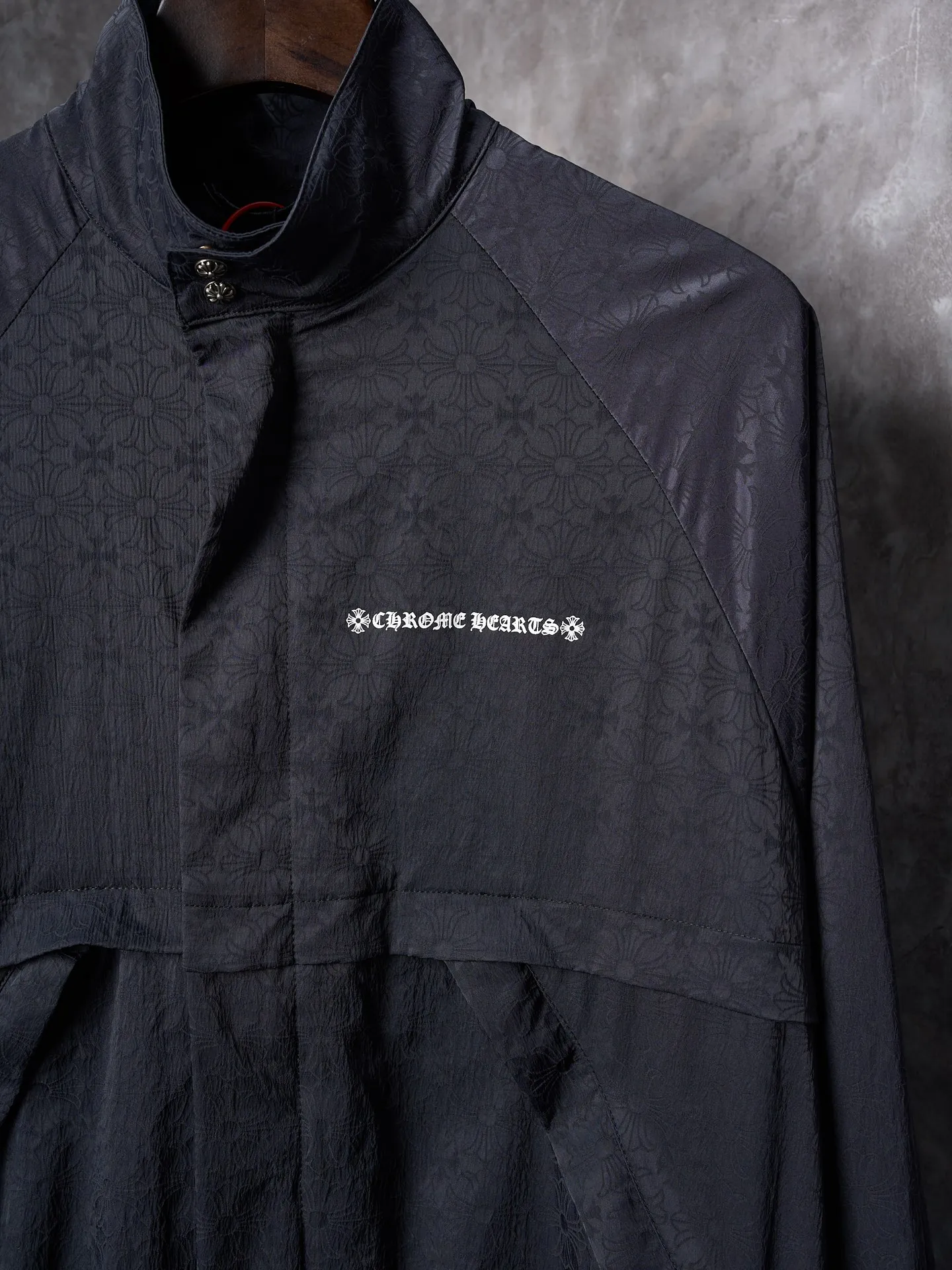 P620 Actual hanging auction】Chrome Hearts/Chrome Heart CH full-print dark pattern woven zipper jacket [Ready stock] S M L Low-key sharpness, full of recognition, interpretation of unparalleled fashion style, casual sophistication, making every touch a ritual experience. Fabric jacquard technology. By weaving the full width of the fabric surface, CH dark jacquard weaving technology controls the interweaving of warp and weft lines. Precisely controls the interweaving density and tension of the yarn to make it more three-dimensional. Glue printing is used. The printing is modified by the film screen three times. Use glue liquid paint to print the pattern on the fabric. Bake the fabric to fix the printing pattern. Infrared positioning cutting machine. The infrared transmitter and infrared receiver are used to achieve precise positioning of the material. The accuracy can reach the micron level, thereby meeting the effect of high-precision cutting of alignment and striping. Process 4: The fabrics are washed and have a better hand feel and texture. It is not easy to deform, not easy to shrink, not easy to fade, and maintains long-term beauty and loose fit.